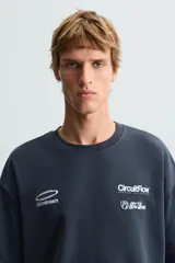 Sudadera relaxed fit confeccionada en tejido de algodón con el interior rizo. Cuello redondo y manga corta. Estampación de gráficos y textos combinados a contraste en delantero y espalda.