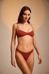 Top de bikini acanalado color ladrillo, con breteles finos.