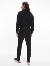 Buzo negro con capucha y bolsillo tipo canguro. Logo de Calvin Klein bordado en el pecho.