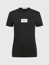 Remera negra de corte slim fit, cuello redondo y manga corta. Presenta un logo rectangular de Calvin Klein Jeans en el pecho.