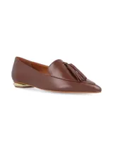 Zapato semi-formal y elegante en color tostado, confeccionado en cuero con taco dorado mate.