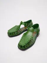 Sandalias de cuero azul con diseño semi-abierto y tiras tipo gladiador. Cierre con velcro y forro interior de cuero de chancho. Calzan chico.