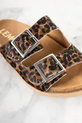Sandalia de cuero con estampado animal print y doble hebilla en la parte superior.