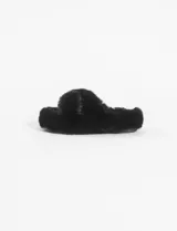 Pantuflas negras de poliéster con suela de goma.