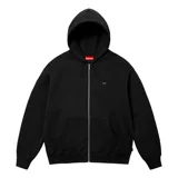 Hoodie con cierre frontal, color negro, con capucha y bolsillo canguro. Presenta un pequeño logo bordado en el pecho.