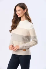 Buzo tejido de manga larga con cuello redondo y diseño de rayas horizontales en tonos pastel: gris claro, rosa pálido, lila y beige.