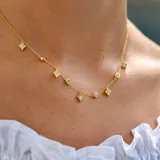 Cadena minimalista de plata 925 bañada en oro 18k, con zirconias en formas de rombo y círculo.