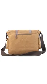 Morral de tela canvas color gris con detalles en cuero marrón. Tiene tapa con hebillas, doble bolsillo frontal, trasero y laterales. Interior espacioso con compartimento para notebook de 15". Correa de galón regulable.
