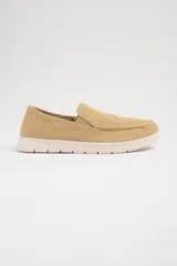 Mocasines náuticos azul marino de tela con suela color crema.