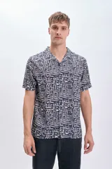 Camisa casual de viscosa con estampado geométrico en tonos blanco y negro, de manga corta y cuello americano.