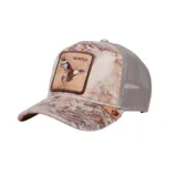 Gorra Goorin Bros color beige con estampado de camuflaje y parche frontal con un águila calva y la palabra "Hunter".