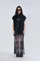 Pollera midi al cuerpo de microtul sublimado con estampado abstracto en tonos grises y negros.