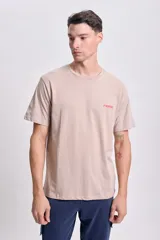 Remera color crudo de corte clásico con estampa en la espalda que incluye un tigre, la palabra 'Fierce' y la frase 'Presence in the wilderness looms large'.