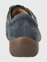 Zapato acordonado de cuero azul con suela marrón de goma.