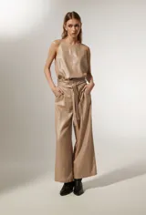 Pantalón ancho de tiro alto color beige metalizado, confeccionado en lino y viscosa, con lazo para ajustar en la cintura.