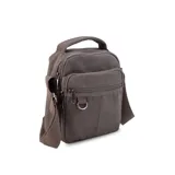 Morral de tela canvas color marrón, con correa regulable, asa de mano, cierre superior, dos bolsillos frontales con cierre, llavero exterior, bolsillos internos y bolsillo trasero con cierre.