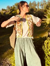 Chaleco con estampado floral, ribeteado con una cinta al bies color amarillo flúor.