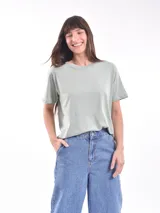 Remera verde claro de corte recto y mangas cortas.