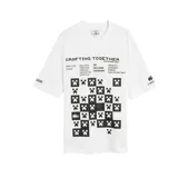 Remera de hombre de Lacoste, confeccionada en algodón ecológico, con estampados y bordados que combinan elementos del juego Minecraft con el icónico logo de Lacoste.