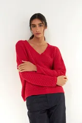 Sweater rojo de tejido de punto calado con escote en V y mangas largas.