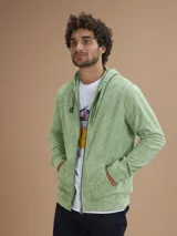 Campera con capucha de toalla de algodón color verde azulado, con cierre frontal y bolsillos laterales.