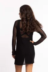 Minivestido negro de microtul elastizado, con mangas largas y drapeado frontal ajustable.