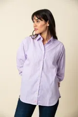 Camisa de manga larga a rayas verticales lilas y blancas, confeccionada en algodón.
