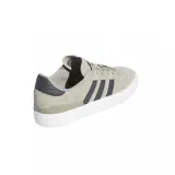 Zapatillas de skate de gamuza en color gris con tres franjas negras y suela blanca.