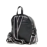 Mochila negra de cuero sintético con múltiples compartimentos: dos bolsillos externos con cierre, un bolsillo con broche imantado y dos compartimentos laterales sin cierre.