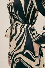 Vestido largo estilo camisero en seda viscosa con estampado marble original Polonio. Cuenta con botones nacarados, bolsillos y aberturas laterales.