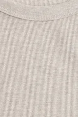 Remera color beige claro de punto acanalado, corte recto, cuello redondo y mangas largas.