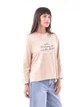 Remera blanca de manga larga con cuello redondo y estampado frontal con la frase "All my love darling" en color celeste.