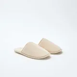 Pantuflas destalonadas color beige con textura acanalada.