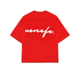 Remera roja de felpa con corte boxy y logo 'nenefa' estampado en blanco en la espalda.