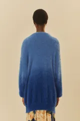 Cárdigan de punto con diseño de piel degradada en tonos azules.