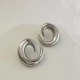 Par de aros plateados de acero quirúrgico hipoalergénico con forma de espiral grueso.