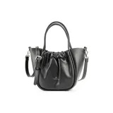 Cartera tipo tote chica color negro, confeccionada en cuero sintético graneado. Tiene doble asa corta, correa larga regulable y extraíble, cierre superior, herrajes plateados, un compartimento principal con dos bolsillos abiertos y uno con cierre.
