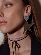 Aros colgantes con forma de estrella espejada, con base circular de strass.