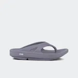 Sandalias tipo ojota de color gris liso, con suela gruesa y ergonómica que proporciona alta absorción de impacto y soporte de arco. Presentan un diseño minimalista con una tira ancha entre los dedos.