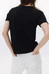 Remera negra de algodón con cuello redondo.