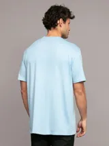 Remera celeste de algodón con logo de Calvin Klein estampado en el pecho.