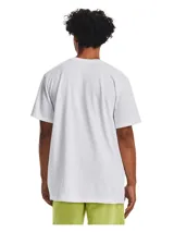 Remera celeste de hombre, marca Under Armour, de corte clásico, manga corta y cuello redondo. Presenta el logo de la marca estampado en el pecho.