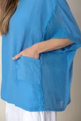 Blusa italiana color verde militar, de lino y algodón, con calado en los costados y espalda, calce holgado y dos bolsillos delanteros.