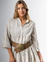 Vestido italiano 100% algodón, corte midi y calce amplio. Tiene cuello mao y apliques de flores con textura.