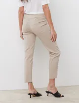 Pantalón de gabardina elastizada color azul marino, marca Ruby Rd. Tiro alto, corte recto, largo al tobillo, pretina ancha, bolsillos delanteros simulados y bolsillos traseros aplicados.