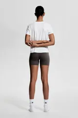 Remera deportiva blanca de corte holgado, cuello redondo y mangas cortas. Confeccionada en tejido funcional DryMove™ que ayuda a absorber el sudor.