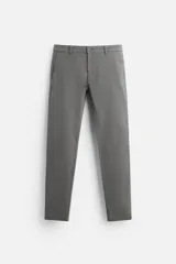 Pantalón chino azul marino, corte skinny fit, confeccionado en tejido de algodón con elasticidad. Cuenta con bolsillos frontales y traseros de vivo. Cierre frontal con cremallera y botón.