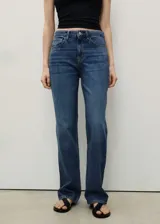 Pantalón de jean azul de corte recto, tiro medio, con cinco bolsillos, cierre de cremallera y botón.