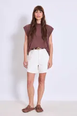 Bermuda de jean color crudo, tiro alto, corte recto y largo a la rodilla.