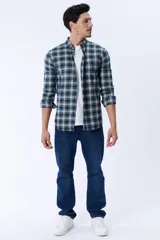 Camisa de franela a cuadros en tonos azul marino, verde y blanco.